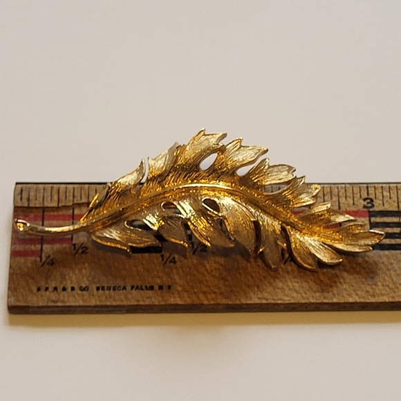 Coro 1961 Gold-tone Leaf Brooches with Intricate Design - Picture 6 of 6